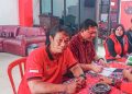 Ketua Relawan Merapi 05 Handoko Pramono saat mendampingi Bambang Rianto (batik) mendaftar bakal calon walikota di DPC PDI Perjuangan Kota Blitar, foto: Dani ES/detak.media