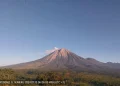 Aktivitas Gunung Semeru yang terpantau dari Pos Pengamatan Gunung Semeru di Lumajang pada Sabtu (13/7/2024) pagi. ANTARA/HO-PVMBG