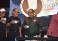 Walikota Blitar, Santoso (berjaket) saat membuka Soekarno Coffee Fest 3 dengan minum secangkir kopi tubruk, foto: Dani ES/detak.media