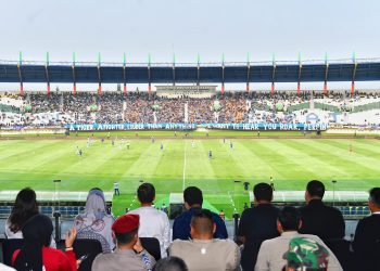 Presiden Jokowi didampingi Ibu Iriana Joko Widodo menyaksikan laga perdana pembukaan turnamen sepak bola Piala Presiden 2024 di Stadion Si Jalak Harupat, Kabupaten Bandung, Provinsi Jawa Barat, Jumat (19/07/2024). (Foto: BPMI Setpres/Vico)