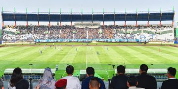 Presiden Jokowi didampingi Ibu Iriana Joko Widodo menyaksikan laga perdana pembukaan turnamen sepak bola Piala Presiden 2024 di Stadion Si Jalak Harupat, Kabupaten Bandung, Provinsi Jawa Barat, Jumat (19/07/2024). (Foto: BPMI Setpres/Vico)