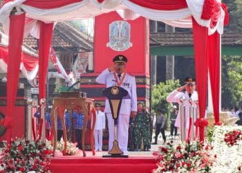 Walikota Blitar Santoso memimpin upacara detik-detik proklamasi HUT RI ke-79.