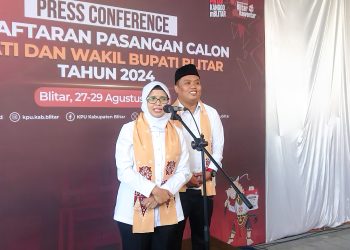 Mak Rini didampingi Abdul Ghoni saat press conference pendaftaran Pilbup 2024 di kantor KPU Kab. Blitar.