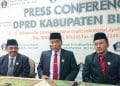 Ketua DPRD Kabupaten Blitar, Suwito (tengah) didampingi Wakil Ketua DPRD Rifai (kiri) dan Mujib (kanan).