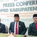 Ketua DPRD Kabupaten Blitar, Suwito (tengah) didampingi Wakil Ketua DPRD Rifai (kiri) dan Mujib (kanan).