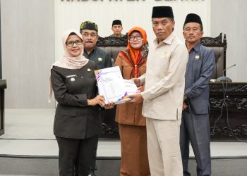 Bupati Blitar menyerahkan draft perubahan APBD 2024 ke pimpinan DPRD Kabupaten Blitar.