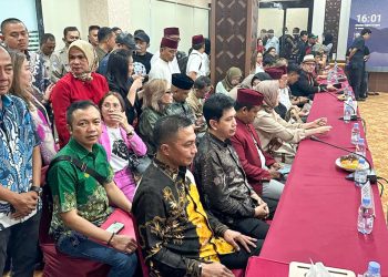 Kuasa Hukum Dharma-Kun, Rahmat Santoso (batik hijau) di sidang pleno KPU Jakarta.