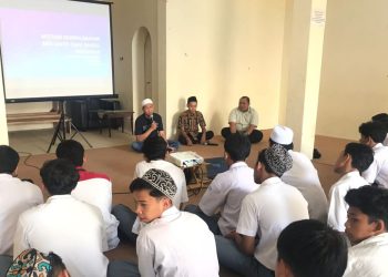 Foto: Dosen UNISBA saat berikan materi ke siswa SMA Bahrul Maghfirah Malang.