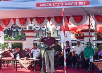 Foto: Walikota Blitar Santoso saat membuka lomba baris dinas peringatan HUT RI ke-79.