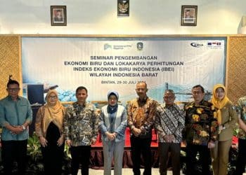 Foto bersama Sekdaprov seusai pembukaan Seminar Pengembangan Ekonomi Biru, foto: ist/detak.media