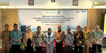 Foto bersama Sekdaprov seusai pembukaan Seminar Pengembangan Ekonomi Biru, foto: ist/detak.media