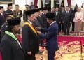 Presiden Joko Widodo menganugerahkan tanda kehormatan Republik Indonesia kepada 64 tokoh di Istana Negara, Jakarta, Rabu (14/08/2024). (Foto: Tangkapan Layar)