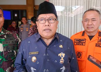 Walikota Blitar Santoso, didampingi Komandan Kodim 0808 dan Kepala BPBD Kota Blitar.