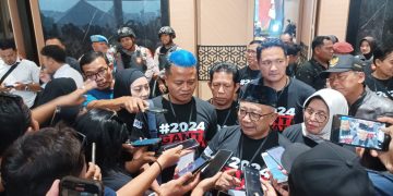 Rijanto-Beky saat konferensi pers usai usai pengundian nomor urut paslon di KPU Kabupaten Blitar.