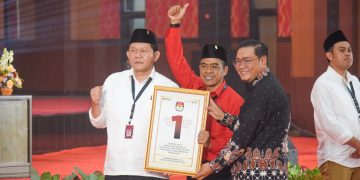 Bambang Rianto (baju putih) dan Bayu Setyo Kuncoro (merah) mendapatkan nomor urut 1 Paslon Peserta Pilkada Kota Blitar 2024.