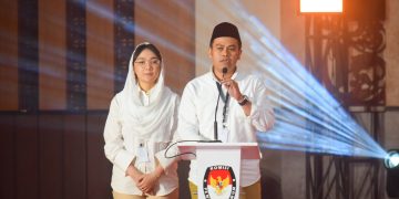 Mas Ibin didampingi Mbak Elim menyampaikan pidato usai mendapatkan nomor urut 2, di pengundian nomor paslon Pilkada Kota Blitar 2024 oleh KPU.