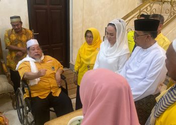 Tampak Anggota DPR RI  Cen Sui Lan (kerudung putih) dan Mantan Wakil Ketua II DPRD Natuna, Jarmin Sidik (baju putih), yang juga sebagai calon Bupati dan wakil Bupati Natuna pada Pemilu 2024, saat bersilaturahmi ke kediaman mantan Bupati Natuna ke 3, Drs. H. Daeng Rusnadi (foto : ist)