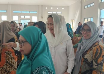 Seusai penyerahan bantuan, tampak Cen Sui Lan (baju putih) diserbu kaum ibuk-ibuk sembari minta foto bersama (foto : Zaki)