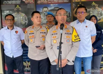 Kapolres Metro Jakarta Timur Kombes Pol Nicolas Ary Lilipaly saat jumpa pers di Mapolsek Ciracas, Jakarta Timur, Jumat (13/9/2024). ANTARA/Syaiful Hakim