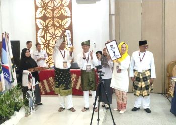 Tampak pasangan calon Bupati Natuna, Cen Sui Lan-Jarmin memperlihatkan nomor urut 1 seusai pencabutan undi, lalu disusul oleh pasangan Wan Siswandi-Rodhial Huda mendapatkan nomor urut 2 (foto : ist)