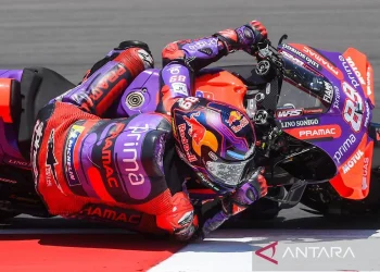 Ilustrasi - Pembalap Prima Pramac Jorge Martin memacu kecepatan motornya saat mengikuti sesi Kualifikasi 2 MotoGP Mandalika di Pertamina Mandalika International Street Circuit, Lombok Tengah, Nusa Tenggara Barat, Sabtu (28/9/2024). ANTARA FOTO/Akbar Nugroho Gumay/Spt.