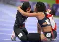 Sprinter Karisma Evi Tiarani (kiri) menangis terharu dalam pelukan sprinter Britania Raya Ndidikama Okoh (kanan) setelah berhasil finis di urutan kedua pada pertandingan final nomor 100 meter T63 putri Paralimpiade Paris 2024 di Stadion Stade de France, Paris, Prancis, Sabtu (07/09/2024). Karisma Evi berhasil finis di urutan kedua dan berhak atas medali perak dengan catatan waktu 14,26 detik. ANTARA FOTO/Agung Wahyudi/app/agr