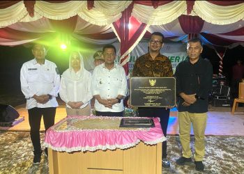 Foto bersama seusai penyerahan berbagai bantuan dan penandatangan prasasti pada beberapa pembangunan di Kecamatan Bunguran Selatan (foto : Zaki)