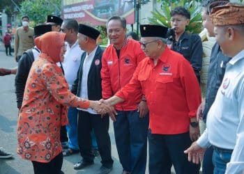 Rijanto saat menyapa Risma di gapura pintu masuk Makam Bung Karno untuk ziarah.