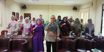 Peserta pertemuan penguatan posyandu secara berjenjang dalam integrasi layanan primer di Hotel Pelangi Tanjungpinang, Rabu (21/08/2024) saat foto bersama, foto: ist/detak.media