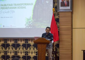 Plt. Asisten Pemerintahan dan Kesra, Setda Kabupaten Blitar, Rully Wahyu Prasetyowanto saat memberikan sambutan fasilitasi program perhutanan sosial, Selasa (8/10/2024).