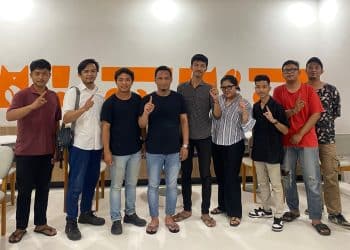 Pengurus Forum Pemuda Blitar yang memberikan salam satu jari, untuk memenangkan Paslon no urut 01 Bambang-Bayu di Pilkada Kota Blitar 2024.