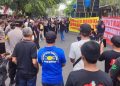 Massa yang berunjuk rasa di depan kantor Bawaslu Kabupaten Blitar, Kamis (24/10/2024).