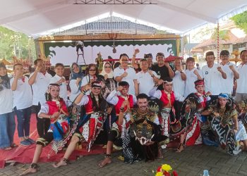 Pjs Bupati Blitar, Jumadi (kacamata coklat, tengah) bersama seniman dan panitia Palah Creative Festival 2024.