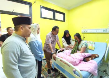 Tampak tangisan haru salah seorang pasien di RSUD Natuna saat kedatangan pasangan calon bupati natuna, Cen Sui Lan dan Jarmin Sidik (foto : Zaki/DM)