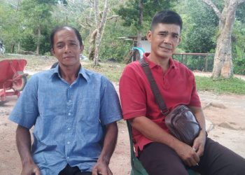 Dari kiri, Ismail dan Dismun, warga Kelurahan Ranai Darat, yang mengaku tanaman mereka yang terdampak pembangunan jalan Gunung Air Makan - Sepempang belum mendapatkan uang ganti rugi.