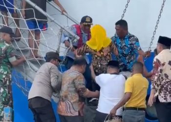 Momen Cen Sui Lan (kerudung kuning) bersama rombongan saat meniti tangga terjal KM Bukit Raya yang hendak berlayar dari Midai ke pelabuhan Selat Lampa (foto :ist)