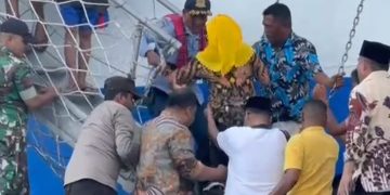 Momen Cen Sui Lan (kerudung kuning) bersama rombongan saat meniti tangga terjal KM Bukit Raya yang hendak berlayar dari Midai ke pelabuhan Selat Lampa (foto :ist)