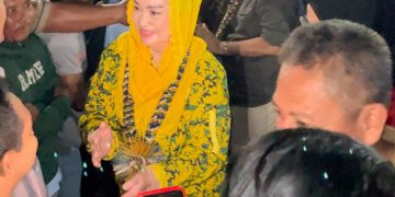 Masyarakat Natuna antusias menyambut kedatangan Cen Sui Lan (kerudung kuning) saat mengisi kampanyenya sebagai Calon Bupati Natuna.