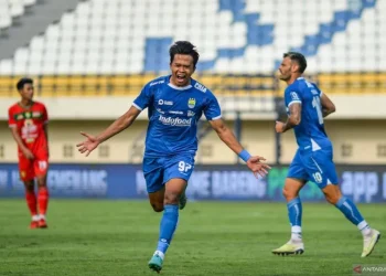 Pesepak bola Persib Bandung Edo Febriansyah (tengah) melakukan seleberasi usai mencetak gol ke gawang Persebaya Surabaya pada pertandingan BRI Liga 1 di Stadion Si Jalak Harupat, Kabupaten Bandung, Jawa Barat, Jumat (18/10/2024). ANTARA FOTO/Raisan Al Farisi/YU .