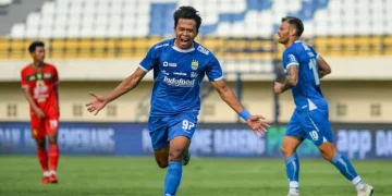 Pesepak bola Persib Bandung Edo Febriansyah (tengah) melakukan seleberasi usai mencetak gol ke gawang Persebaya Surabaya pada pertandingan BRI Liga 1 di Stadion Si Jalak Harupat, Kabupaten Bandung, Jawa Barat, Jumat (18/10/2024). ANTARA FOTO/Raisan Al Farisi/YU .