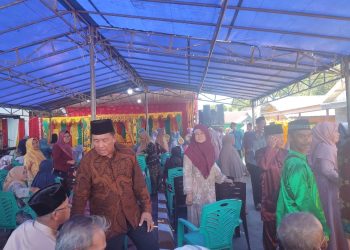 Anggota DPRD Natuna, Tabrani saat mengapa masyarakat Tanjung Kumbik (foto : Zaki)