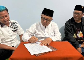 Rijanto (tengah) didampingi Beky (kiri) dan Supriadi Kuwat (kanan) saat membuat pakta integritas mendukung program NU, Senin (21/10/2024).