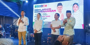 Mas Ibin didampingi Mbak Elim, Mantan Walikota Blitar Samanhudi, dan Ketua Pemenangan SAE, Zainul Ikhwan, saat memberikan pidato kemenangan di Pilkada Kota Blitar 2024, Rabu (27/11/2024).