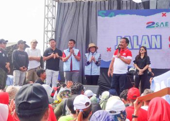 Samanhudi Anwar berorasi mendampingi Mas Ibin dan Mbak Elim (pakai rompi biru) di panggung jalan sehat SAE, di lapangan Turi-Sukorejo.