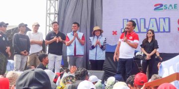 Samanhudi Anwar berorasi mendampingi Mas Ibin dan Mbak Elim (pakai rompi biru) di panggung jalan sehat SAE, di lapangan Turi-Sukorejo.