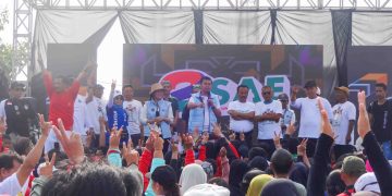 Mas Ibin saat menyapa masyarakat yang hadir di Jalan Sehat SAE di Sport Center Kota Blitar. Minggu (17/11/2024).