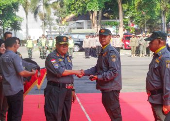 Walikota Blitar, Santoso, secara simbolis memberikan fasilitas dan seragam kepada Satlinmas yang akan berjaga di TPS Pilkada 2024.