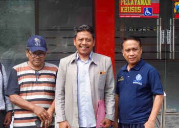 Merasa dirugikan, Ketua Tim Pemenangan Paslon SAE, Zainul Ikhwan (tengah), mendatangi Polres Blitar Kota didampingi tim hukum, Selasa (26/11/2024).