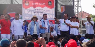 Mantan Walikota Blitar, Samanhudi Anwar saat orasi di panggung Jalan Sehat SAE, di Sport Center, Minggu (17/11/2024)