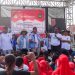 Mantan Walikota Blitar, Samanhudi Anwar saat orasi di panggung Jalan Sehat SAE, di Sport Center, Minggu (17/11/2024)